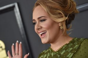 Adele visita a bomberos que trabajaron en el incendio de la Torre Grenfell