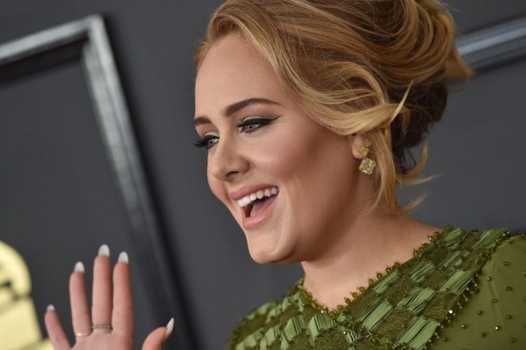 Adele visita a bomberos que trabajaron en el incendio de la Torre Grenfell
