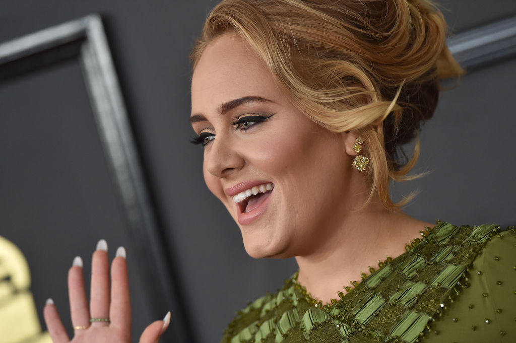 Adele visita a bomberos que trabajaron en el incendio de la Torre Grenfell