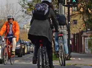 Crean aplicación para viajar más seguro en bicicleta por Santiago