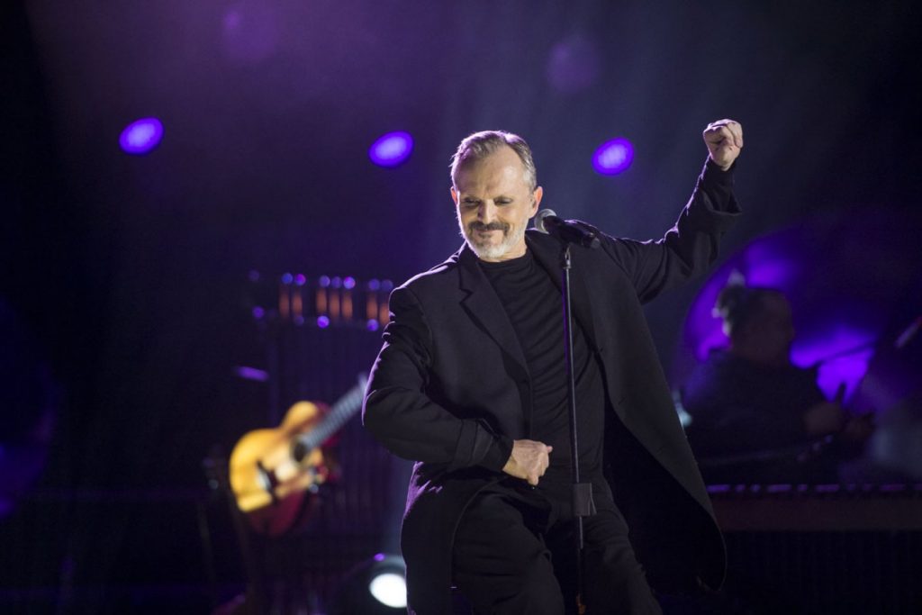 Miguel Bosé cantando