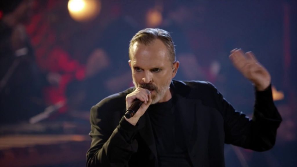 Miguel Bosé cantando