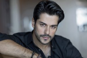 Galán turco, Burak Ozcivit, sorprende con renovado look