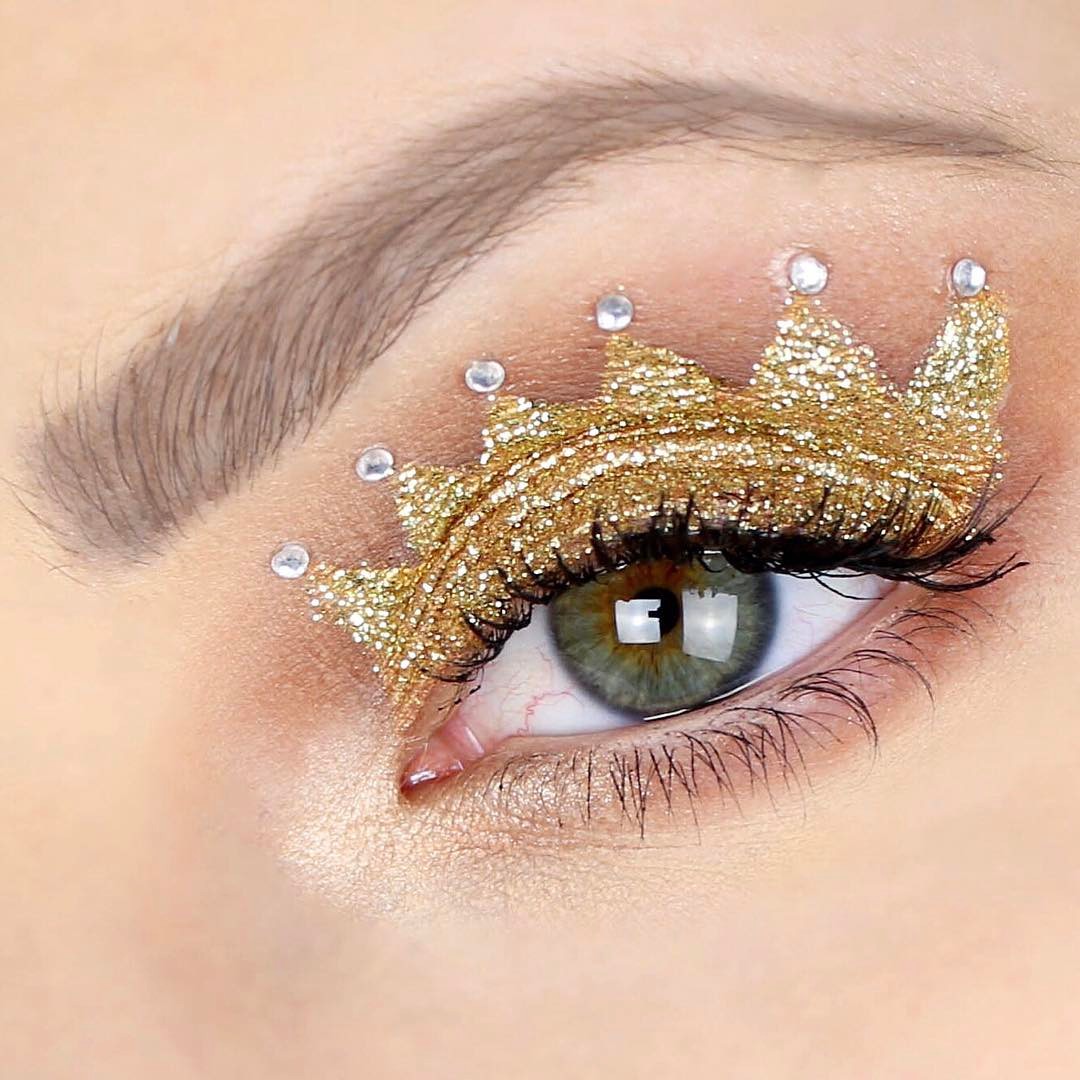 Maquillaje de corona en los párpados