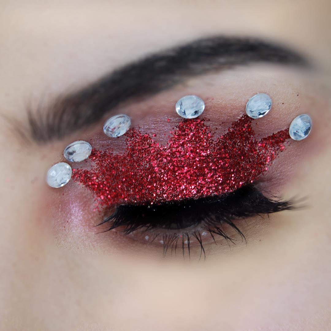 Maquillaje de corona en los párpados