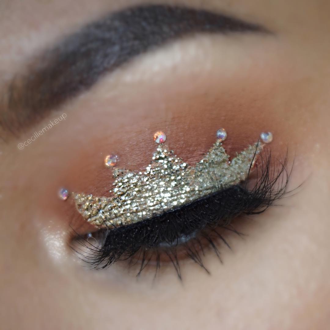 Maquillaje de corona en los párpados