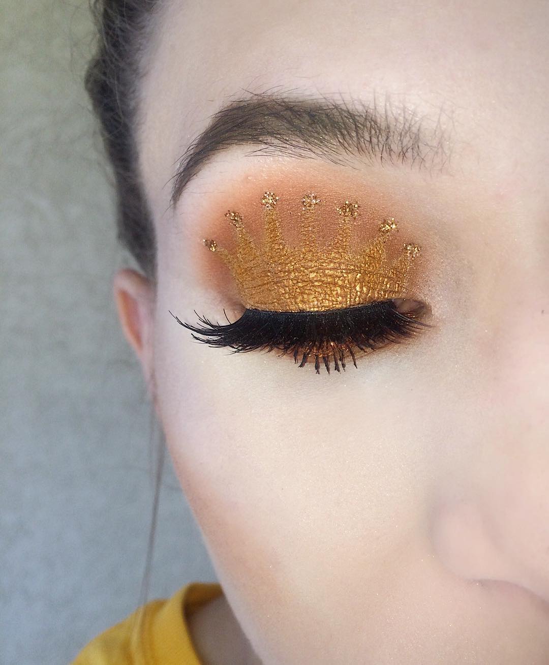 Maquillaje de corona en los párpados