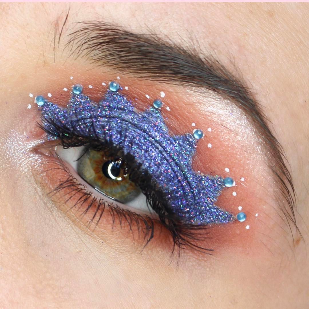 Maquillaje de corona en los párpados