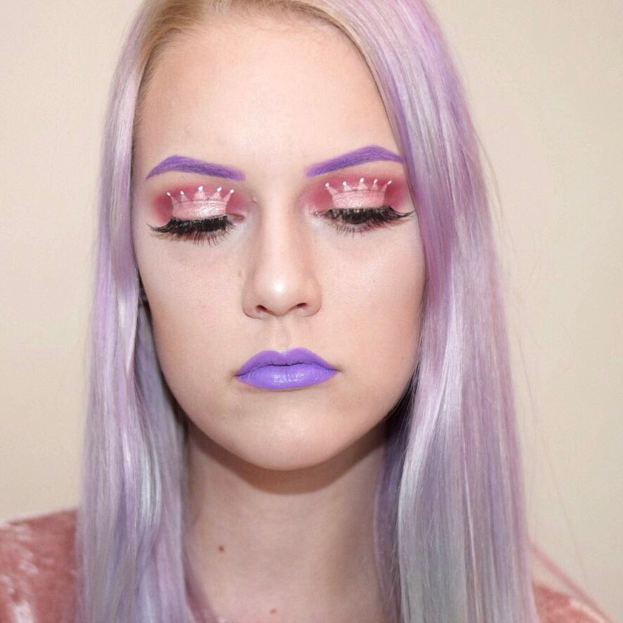 Maquillaje de corona en los párpados