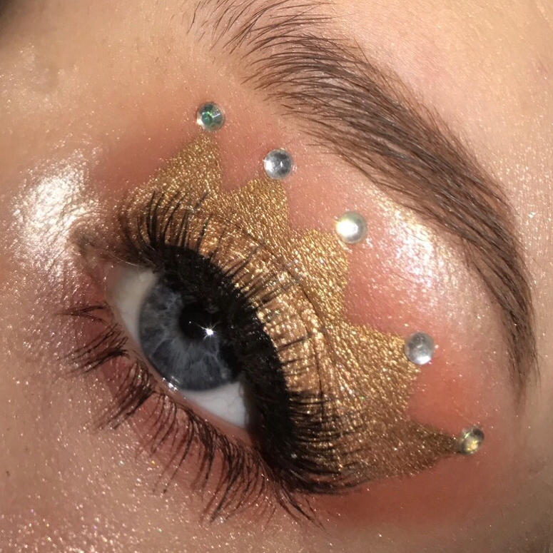 Maquillaje de corona en los párpados