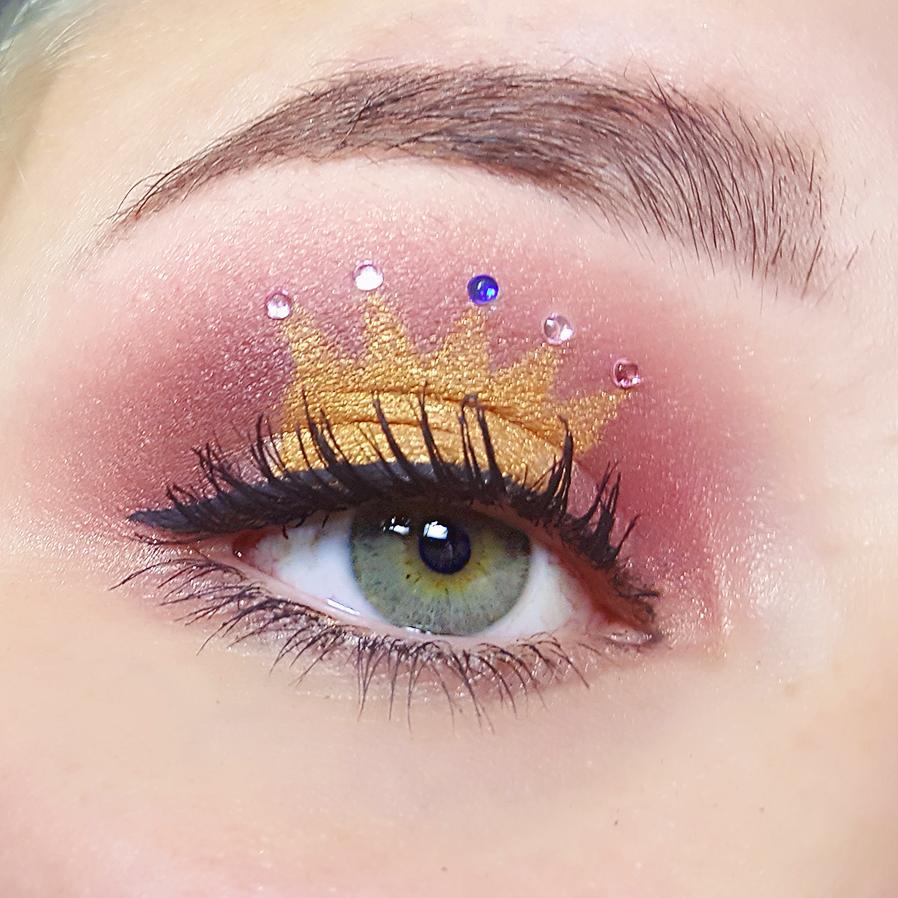 Maquillaje de corona en los párpados