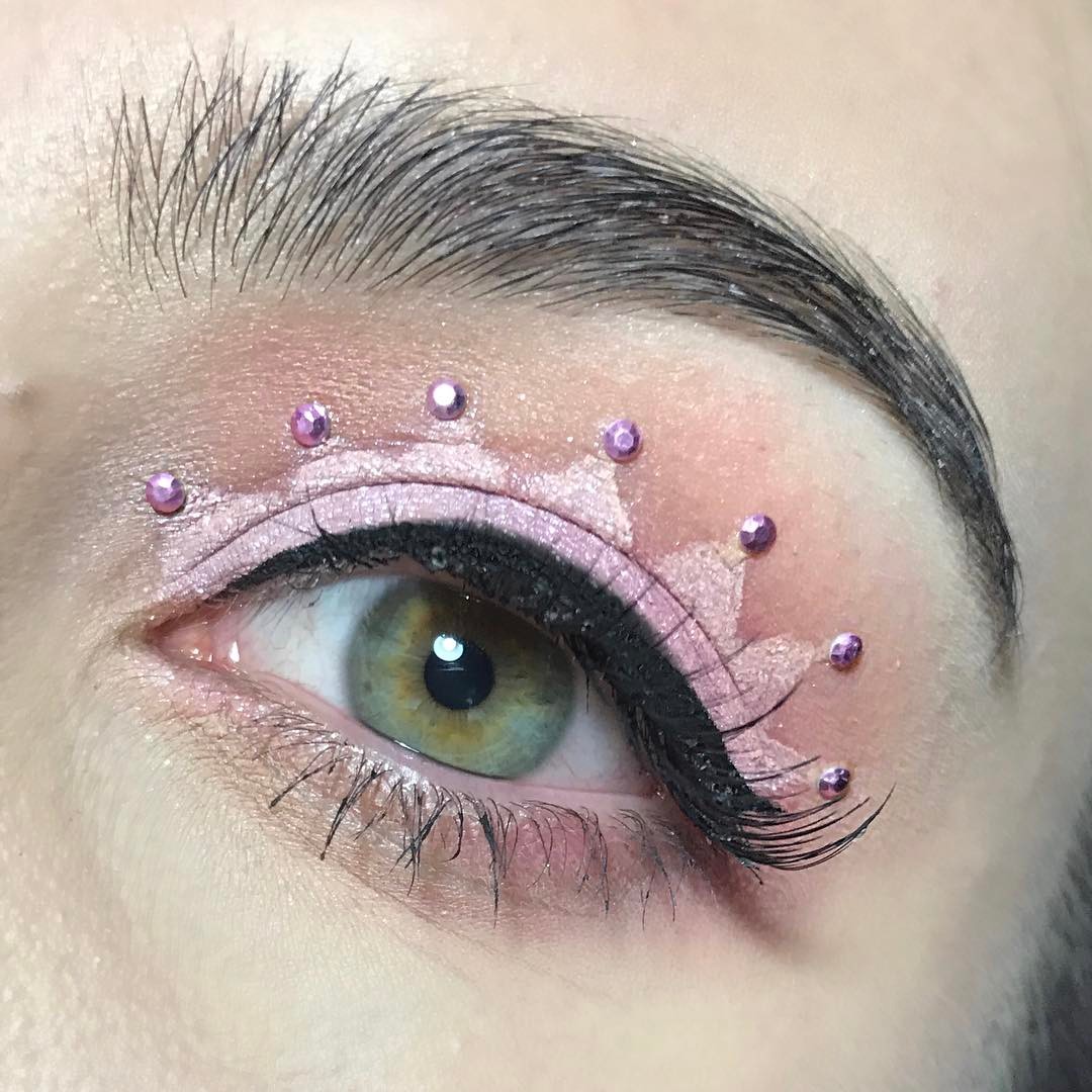 Maquillaje de corona en los párpados