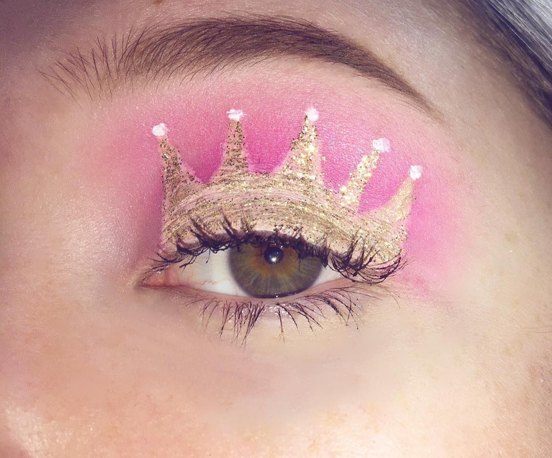 Maquillaje de corona en los párpados