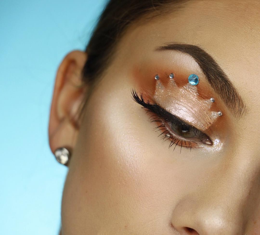 Maquillaje de corona en los párpados