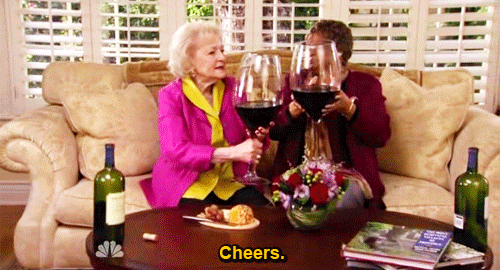 Dos abuelas brindando con copas de vino
