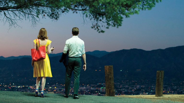 Escena de La La Land en la que los protagonistas salen parados observando el paisaje en un mirador