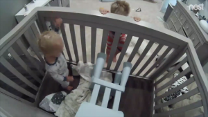 La fuga de un niño ayudado por su hermano que se convirtió en viral