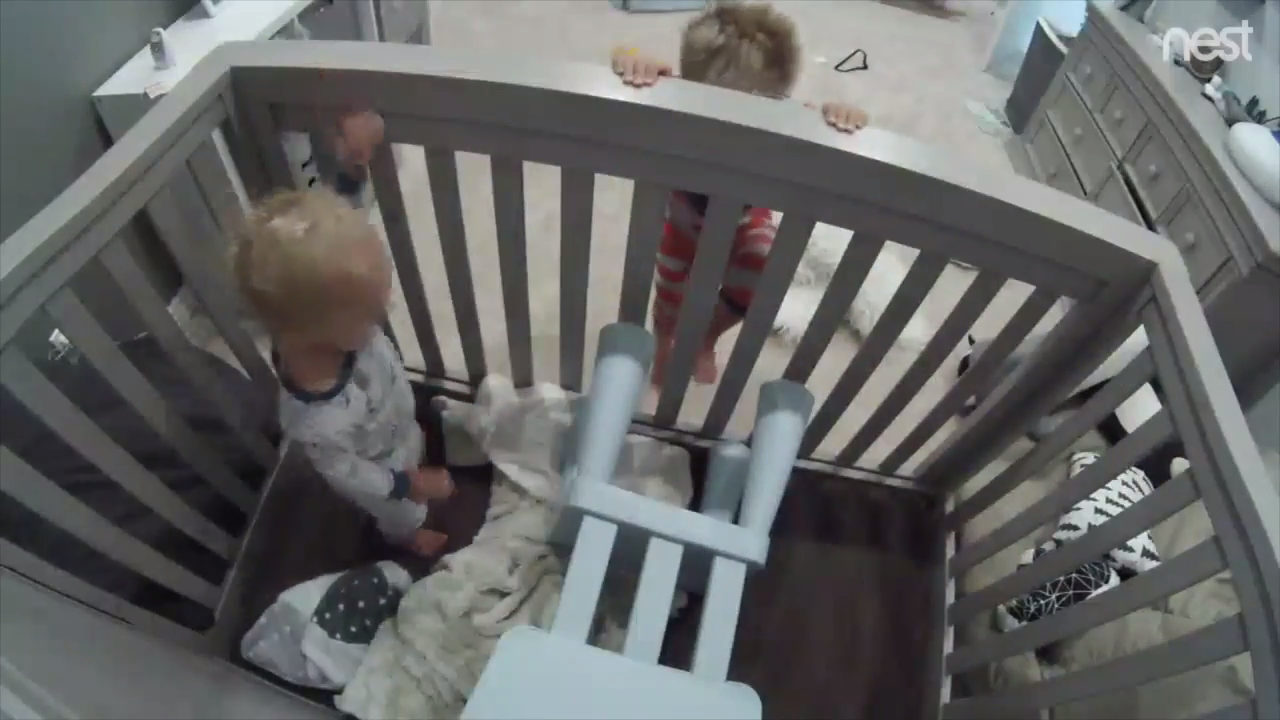 La fuga de un niño ayudado por su hermano que se convirtió en viral