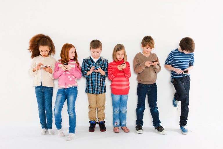 Niños con celulares