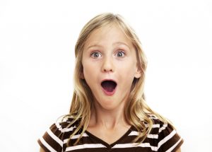 Mira la divertida reacción de esta niña al ver a su padre afeitado