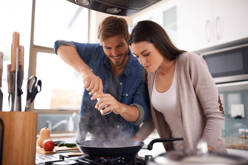 Pareja cocinando