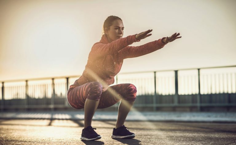7 potentes beneficios que obtienes al hacer sentadillas