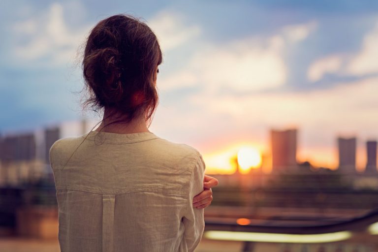 Mujer mirando el atardecer