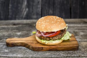 Joven comió hamburguesas todos los días durante casi dos años y este fue el resultado