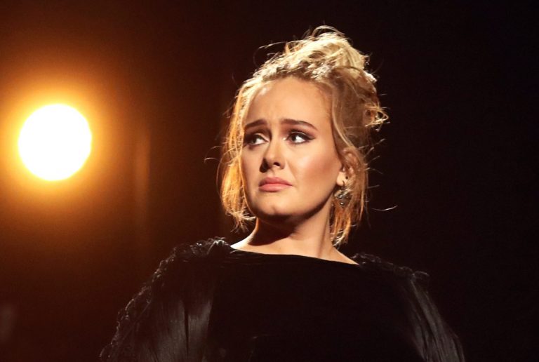 El emotivo gesto de Adele con las víctimas del incendio en Londres