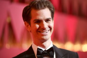 Andrew Garfield se transforma en mujer y saca aplausos con su presentación