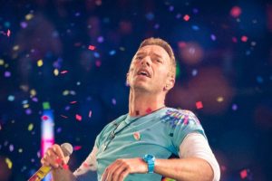 Chris Martin sorprende con divertido baile al ritmo de Shakira