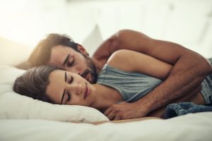¿Cómo duermes con tu pareja? Esto significa cada posición