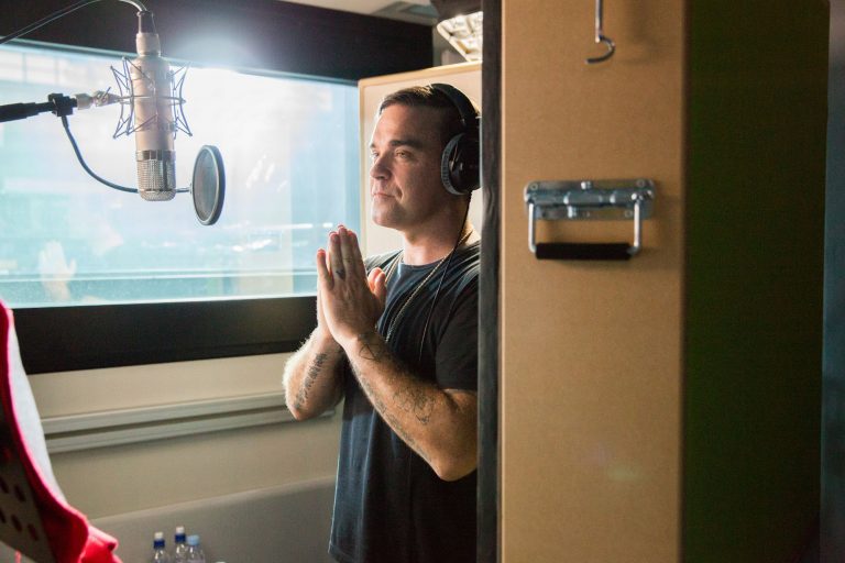 Robbie Williams, Jessie J y más de 50 músicos estrenan canción para ayudar a víctimas del incendio en Londres