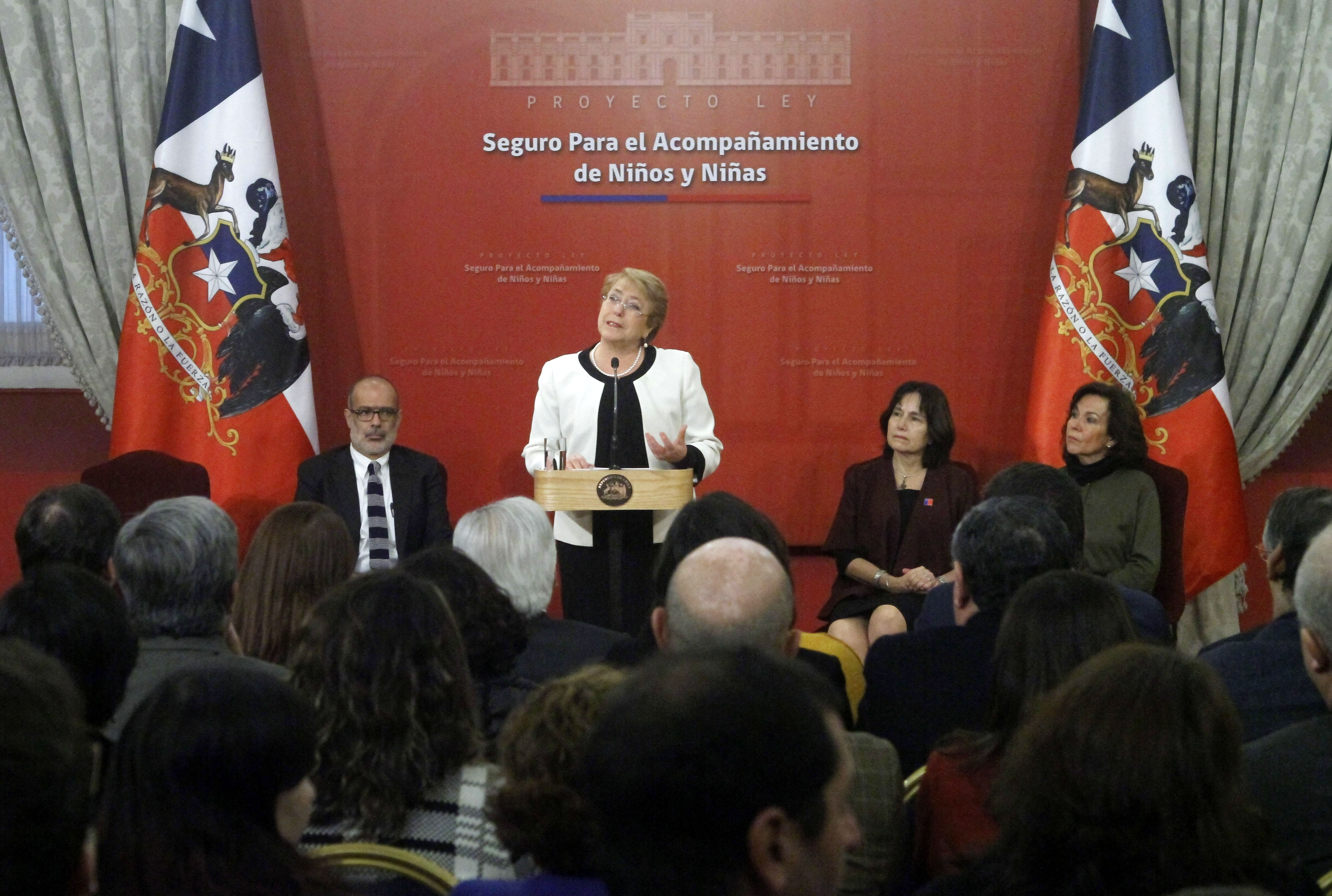 Presidenta Bachelet firma proyecto de ley que da licencia para cuidar a hijos enfermos graves