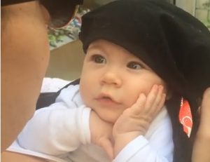 La tierna reacción de una bebé que queda hipnotizada al escuchar cantar a su madre