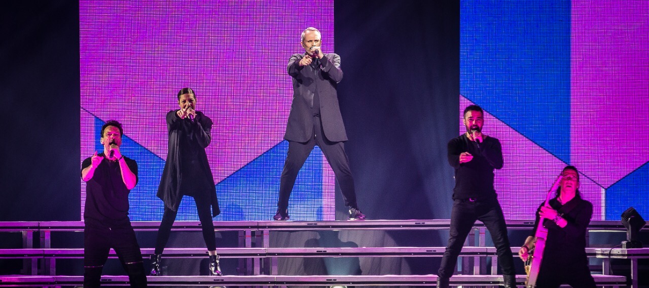 Miguel Bosé cautivó al público y arrasó en la gran #NocheDeFMDOS