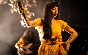 Mon Laferte se suma a la tendencia de usar zapatos y calcetines