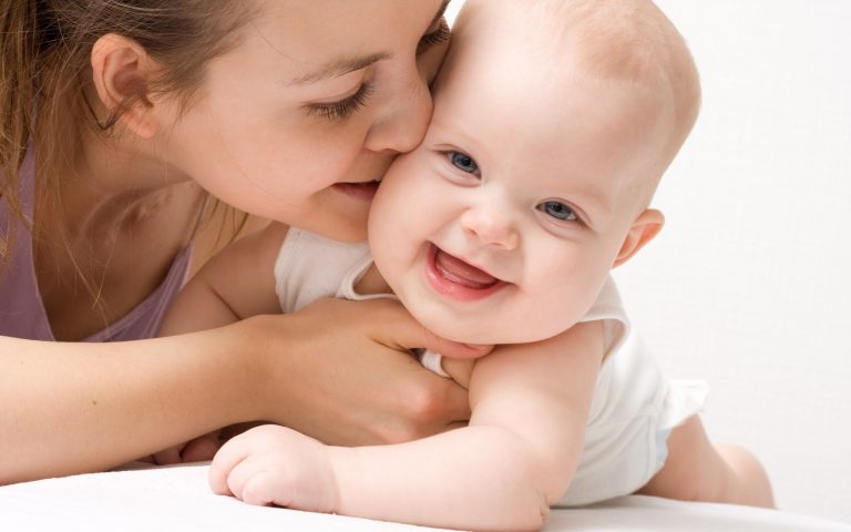 Escritora encabeza campaña para que la RAE cambie la definición de madre