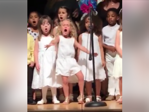 Niña de cuatro años sorprende interpretando canción de "Moana"