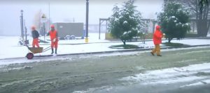 Obreros y carabineros se enfrentan en divertida guerra de bolas de nieve