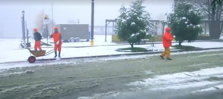 Obreros y carabineros se enfrentan en divertida guerra de bolas de nieve