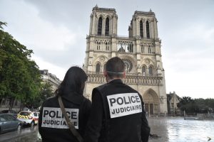 #FMDOSTeInforma Evacúan el área de Notre Dame tras ataque a policía
