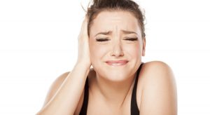 El terrible momento en que una araña sale del interior del oído de una mujer