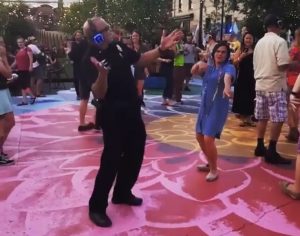 Policía se luce bailando en medio de una disco silenciosa