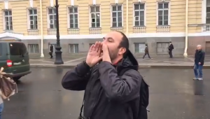 Hincha quiso probar en Rusia la teoría que dice que los chilenos están en todos lados