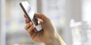 Descubre si sufres de Smartphone thumb, el daño a los pulgares por el uso constante del celular