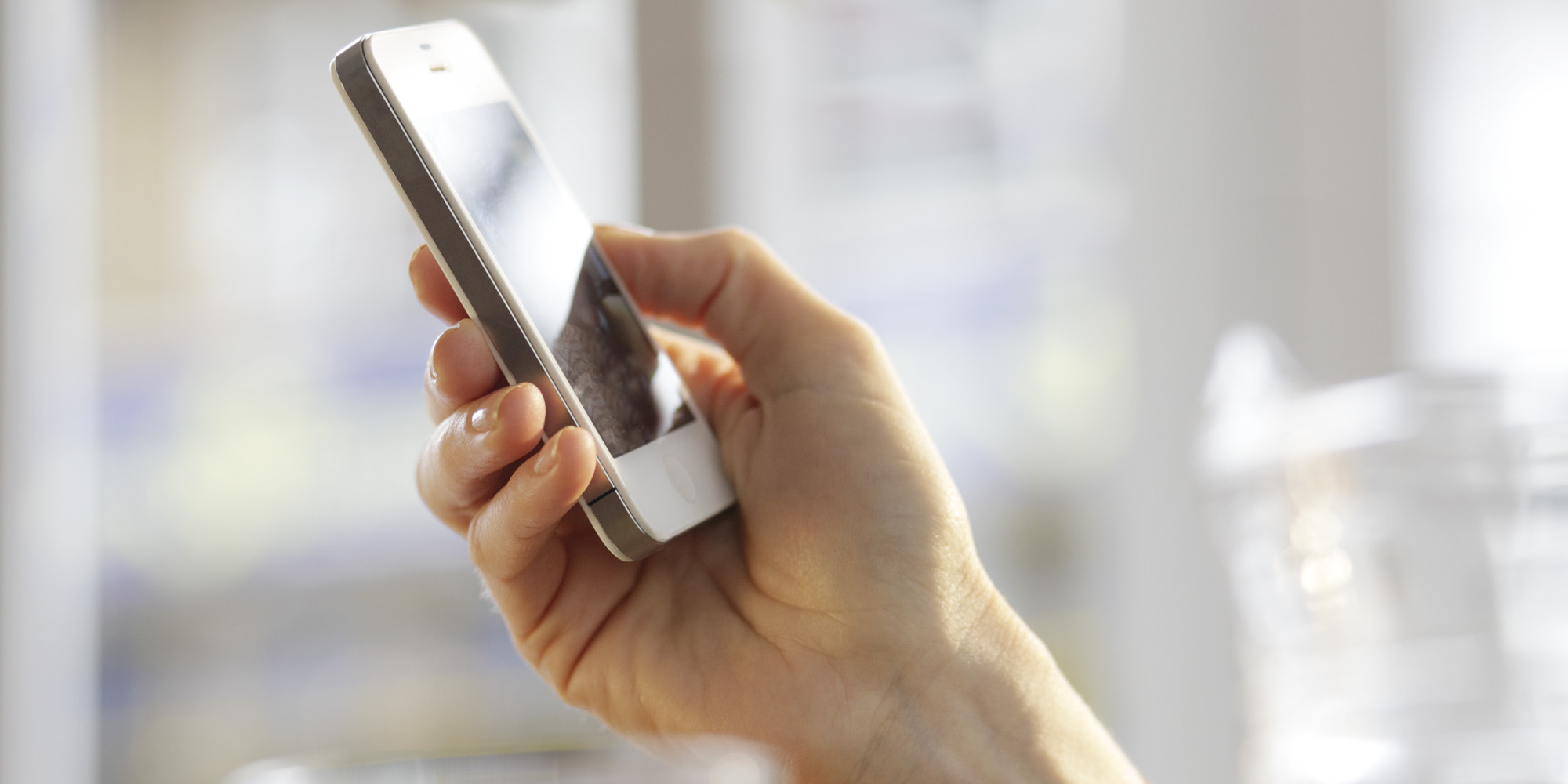 Descubre si sufres de Smartphone thumb, el daño a los pulgares por el uso constante del celular