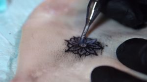 Desarrollan un tatuaje que cambia de color según tu estado de salud
