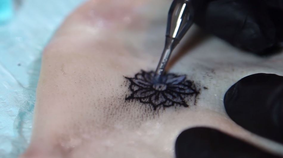 Desarrollan un tatuaje que cambia de color según tu estado de salud