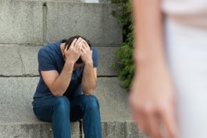 Estudio revela que los hombres sufren más tiempo que las mujeres tras el término